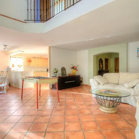 Holiday Clos St Jean イエール